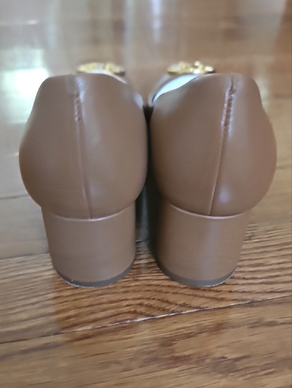 Tory Burch Tan Leather Round-Toe Pumps with Gold Logo Medallion - Picture 4 of 8